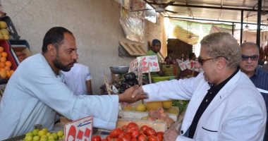 بالصور .. محافظ الإسماعيلية يتفقد المعرض الدائم للمواد الغذائية بنادى المنتزه