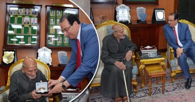 بالصور.. عم زكريا "عجوز العربة" بالدقهلية.. 77 عاما يجر "تروسيكل" بضائع ليعول أسرته.. ويؤكد: لا أحتاج مساعدة أحد.. اشتغلت كل حاجة وسوف أعمل حتى آخر عمرى.. وربيت أولادى أحسن تربية.. والمحافظ يمنحه درع التميز