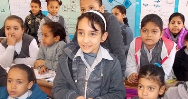 محافظ أسوان يشدد على عدم حرمان الطلاب المتأخرين من اليوم الدراسى