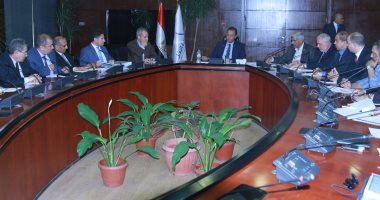 وزير النقل يجتمع بقيادات السكة الحديد ويبدى عدم رضاه عن تطوير المزلقانات