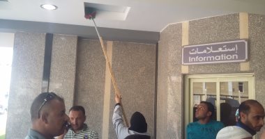 بالصور.. محافظ دمياط يأمر بإزالة العنكبوت من مستشفى قبل وصول وزير الصحة