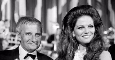 شاهد كلوديا كاردينالى تسلم ليندساى أندرسون جائزة السعفة الذهبية عام 1969