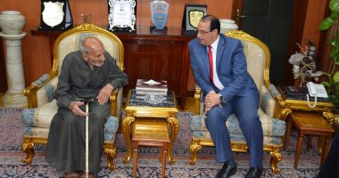 على غرار فتاة العربة..محافظ الدقهلية يمنح وساما لـ"عجوز العربة" تقديرا لعمله