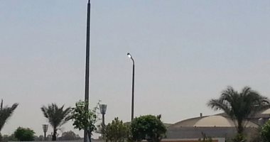 أعمدة إنارة مضاءة نهارا أمام كوبرى الفنجرى  بطريق صلاح سالم