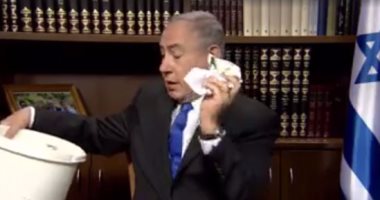بالفيديو.. نتنياهو يلقى وثيقة حماس بشأن إسرائيل فى سلة المهملات