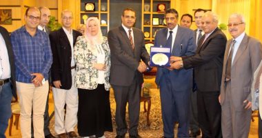 رئيس جامعة المنصورة يستقبل نقيب العلميين لبحث قانون مزاولة المهنة