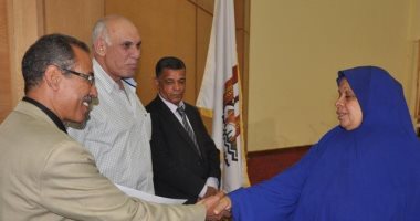 بالصور.. اللجنة النقابية بالوادى الجديد تكرم الموظفين المثاليين