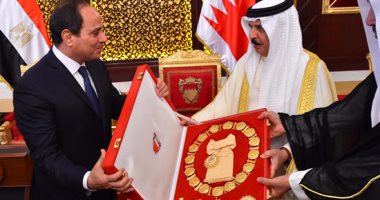 بالصور.. ملك البحرين يمنح السيسى "أرفع وسام" ويؤكد: مصر لم تأل جهدا لدعم الخليج