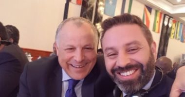 بالصور.. أعضاء اتحاد الكرة يلتقطون سيلفى مع أبو ريدة بعد الفوز بمقعد فيفا