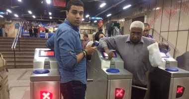 المترو يبدأ تشغيل أولى بوابات الكارت الذكى الجديدة بمحطة جمال عبد الناصر