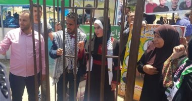 بالصور.. شاب فلسطينى يقيم عرسه داخل قفص حديدى تضامنا مع الأسرى 