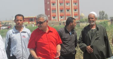 بالصور.. رئيس حى الجنوب يتفقد كوبرى الحماريين ويقرر إضاءته استجابة للأهالى
