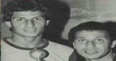 شاهد.. "بيبو ويونس" مع كأس إحدى بطولات الأهلى زمان