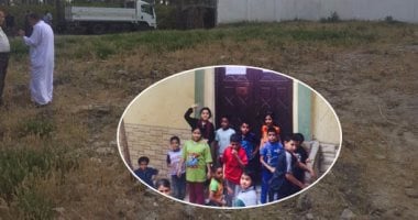 بالصور.. يحدث فى بالبحيرة فقط.. تحويل دار مناسبات بقرية "الطرح" لمدرسة بعد إصدار قرارا بإزالتها.. تقسيم الفصول لأكشاك من الخشب.. والمدرسون ينتظرون مواعيد الحصص فى الشارع.. والتعليم "لاحياة لمن تنادى"