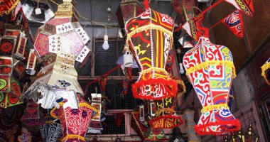 فوانيس رمضان للأغنياء فقط.. ارتفاع الأسعار يؤثر على عادات شهر الصيام.. قماش الخيامية والفانوس الخشب يعود للمنافسة.. التجار: الأسعار ارتفعت للضعف بسبب التعويم.. والصناعة المحلية حافظت على ارتفاع بسيط
