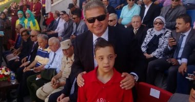 بالصور.. طفل معاق يطلق مباراة نهائى مراكز الشباب والوزير يصر على مصافحته