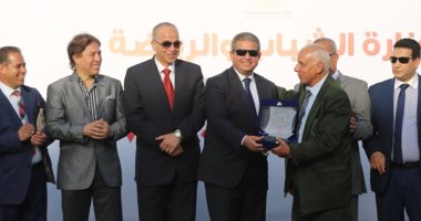 وزير الرياضة يكرم اللاعبين القدامى فى نهائى دورى مراكز الشباب