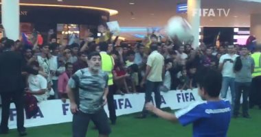 بالفيديو.. الأسطورة مارادونا يتبادل مهارات الكرة مع طفل بحرينى