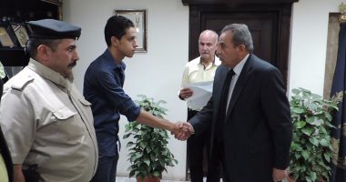 مدير أمن القليوبية يكرم معاون مباحث وأفراد قسم أول شبرا الخيمة المتميزين