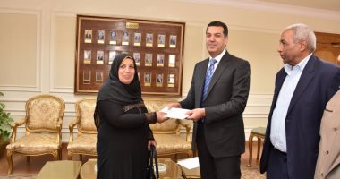محافظ أسيوط يسلم الأم المثالية شيكا بـ50 ألف جنيه نيابة عن الرئيس السيسي