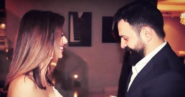 تيم حسن ووفاء الكيلانى ينفيان شائعة طلاقهما بباقة ورد فى عزاء حاتم علي.. صور