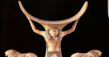 ننشر مذكرة للجنة الآثار تثبت حدوث شروخ بمسند توت خلال تسليمه للمتحف الكبير