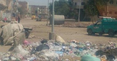 أهالى قرية دهشور بالجيزة يستغيثون بالمسئولين لإزالة القمامة