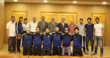 رئيس جامعة المنصورة يكرم الفرق الرياضية الفائزة بالمراكز الأولى 