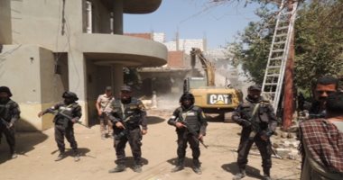 بالصور..الداخلية تحاصر فلول "عزت حنفي" بالصعيد..الكلاب البوليسية ترشد عن مزارع البانجو بأسيوط..ومداهمة 4 ورش سلاح..وقوات الأمن تدك 11 قصر لأباطرة الكيف والأسلحة غير المرخصة