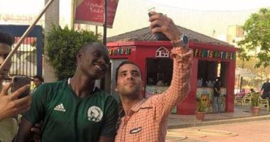 أعضاء الأهلي يلتقطون "السيلفى" مع حكم مباراة زاناكو