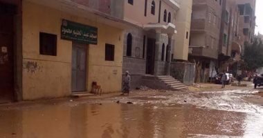بالصور.. أهالى عزبة زينب الوكيل بالمرج يستغيثون بسبب تهالك الصرف الصحى