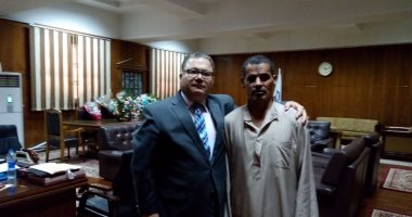 عميد تجارة بنى سويف ينشر صورته مع عامل بالكلية..ويؤكد:"أحسن من بهوات كتير"