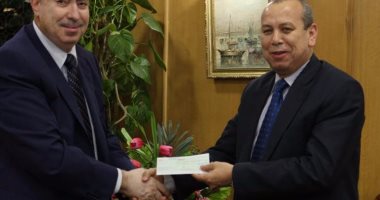 محافظ دمياط يتسلم 3 مليون جنيه مساهمة من شركة موبكو لصندوق خدمات المحافظة