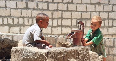 الكاميرا تتحدث.. ابتسامة طفلين تتحدى الظروف