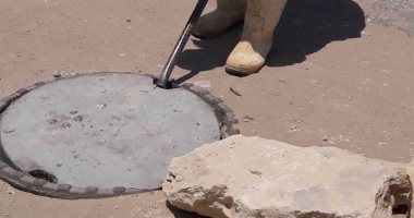 استجابة لـ"اليوم السابع".. صرف القاهرة تركب غطاء بالوعة بعين حلوان