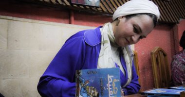 بالصور.. ماجدة إبراهيم توقع "حكمة العبيط" فى مكتبة ألف‎