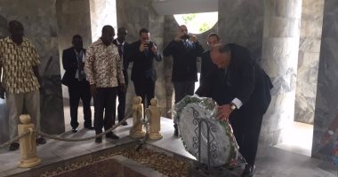 بالفيديو..وزير الخارجية يضع إكليلا من الزهور على قبر الزعيم الراحل نكروما وحرمه