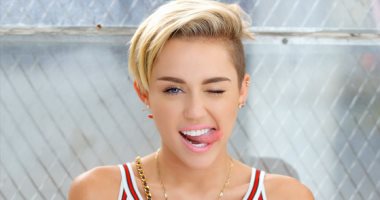 مايلى سايروس تقدم أغنيتها "Malibu" فى حفل Billboard