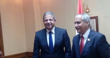 وزير الرياضة يهدى رئيس الدولى للفروسية درعا تذكاريا