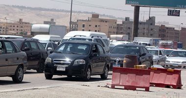 كثافات مرورية أعلى كوبرى الحرفيين بسبب سقوط حمولة زلط من سيارة نقل