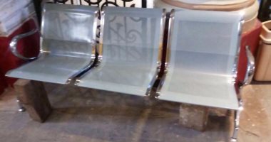 قارئ يرسل صورة كراسى "مسنودة بطوب" داخل المتحف المصرى.. ويطالب بالاهتمام