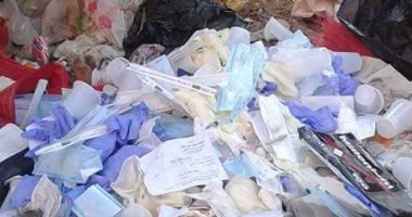 بالصور.. المخلفات الطبية الخطرة ملقاة بشوارع قرية بالسويس والمحافظ يأمر بالتحقيق