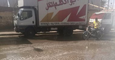 بالصور.. زحام مرورى بسبب كسر ماسورة مياه فى حدائق القبة
