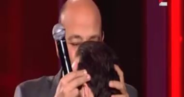 وائل جسار يغني بعيد عنك لأم كلثوم وعمرو أديب يقبل رأسه على الهواء