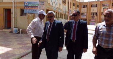 بالصور.. سكرتير محافظة دمياط يتفقد سير امتحانات الابتدائية والإعدادية