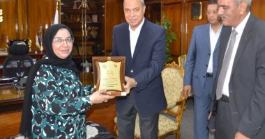 محافظ قنا يستقبل أعضاء جمعية أحباء مصر لمساعدة 320 أسرة فقيرة