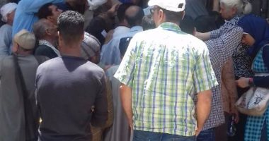 بالصور. .زحام المواطنين أمام مكتب بريد أسيوط لتحديث بيانات بطاقة التموين