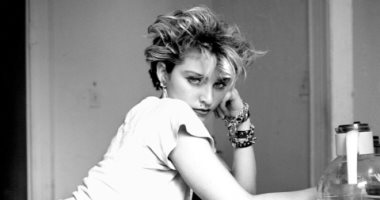 شاهد.. مادونا فى مطبخ منزلها بصورة نادرة التقطت عام 1982