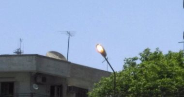 قارئ يرصد إضاءة أعمدة الكهرباء نهارًا فى شارع الحجاز بمصر الجديدة