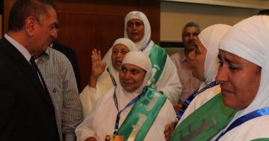 بالصور..محافظ كفر الشيخ يهنئ 13 من أمهات الأيتام قبل سفرهن لأداء العمرة